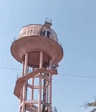 कर्मचारियों को नहीं मिला वेतन तो जयपुर में काटा बवाल! मांगें मनवाने के लिए घंटों तक टंकी पर चढ़े रहे प्रदर्शनकारी