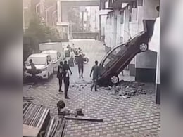 पार्किंग में पहले फ्लोर की दीवार तोड़ते हुए धड़ाम से नीचे गिरी कार, ड्राइवर की इस एक गलती की वजह से हुआ भयानक हादसा पार्किंग में पहले फ्लोर की दीवार तोड़ते हुए धड़ाम से नीचे गिरी कार, ड्राइवर की इस एक गलती की वजह से हुआ भयानक हादसा