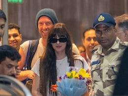 Dakota Johnson Is The OG Supportive Girlfriend, In Mumbai With Chris Martin Dakota Johnson Is The OG Supportive Girlfriend, In Mumbai With Chris Martin