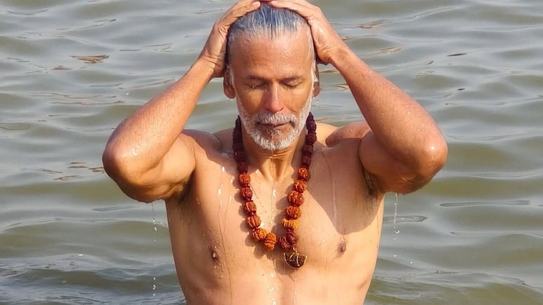 एक्टिंग में फ्लॉप, फिटनेस में हिट है ये एक्टर, 60 उम्र में भी दिखता है इतना हैंडसम, लुक्स पर मर मिटती हैं लड़कियां