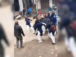 बॉयफ्रेंड के लिए मारपीट : एक दूसरे के खींचे बाल, चले लात घूंसे बॉयफ्रेंड के लिए मारपीट : एक दूसरे के खींचे बाल, चले लात घूंसे