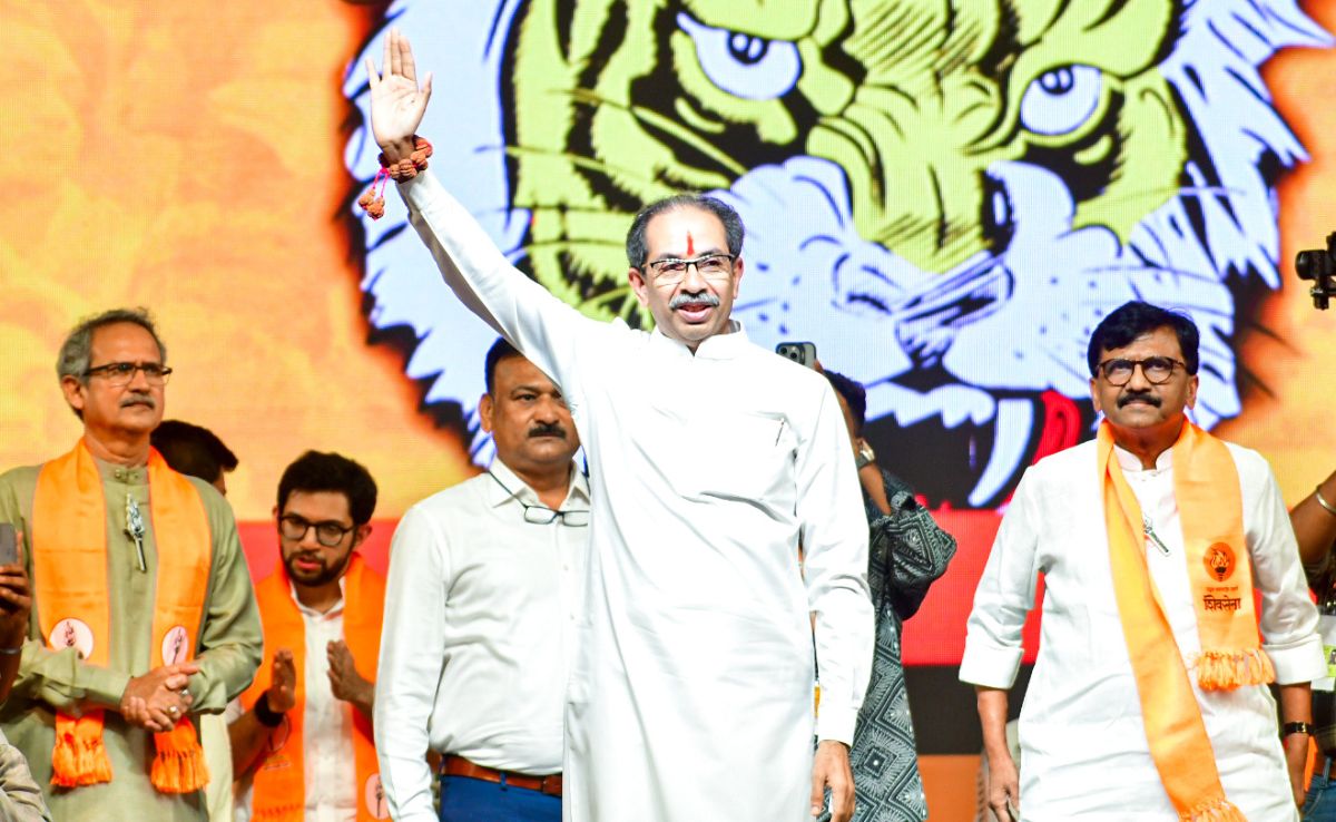 Shiv Sena Crisis Live: Uddhav Camp Party Meet Shortly, Whip Issued To All MPs