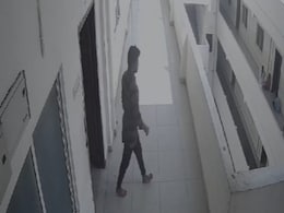भर वर्गातून अचानक उठला कॉलेजचा विद्यार्थी, बाल्कनीत आला आणि तिसऱ्या मजल्यावरुन मारली उडी भर वर्गातून अचानक उठला कॉलेजचा विद्यार्थी, बाल्कनीत आला आणि तिसऱ्या मजल्यावरुन मारली उडी