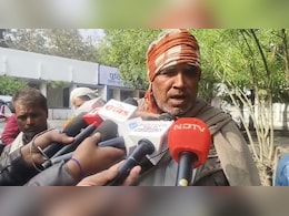 Chhatarpur : छुआछूत से मंदिर का प्रसाद भी नहीं अछूता, दलित परिवार ने सरपंच पर लगाए आरोप Chhatarpur : छुआछूत से मंदिर का प्रसाद भी नहीं अछूता, दलित परिवार ने सरपंच पर लगाए आरोप