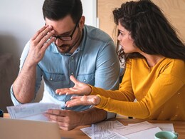 अर्रर्र.. प्रसिद्ध मराठी दिग्दर्शकाला पत्नीने रंगेहाथ पकडलं, थेट घराबाहेर काढलं; VIDEO झाला व्हायरल