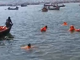 Mahakumbh 2025: महाकुंभ में एक और हादसा, किलाघाट के पास पलटी नाव; NDRF की टीम ने लगाई छलांग Mahakumbh 2025: महाकुंभ में एक और हादसा, किलाघाट के पास पलटी नाव; NDRF की टीम ने लगाई छलांग