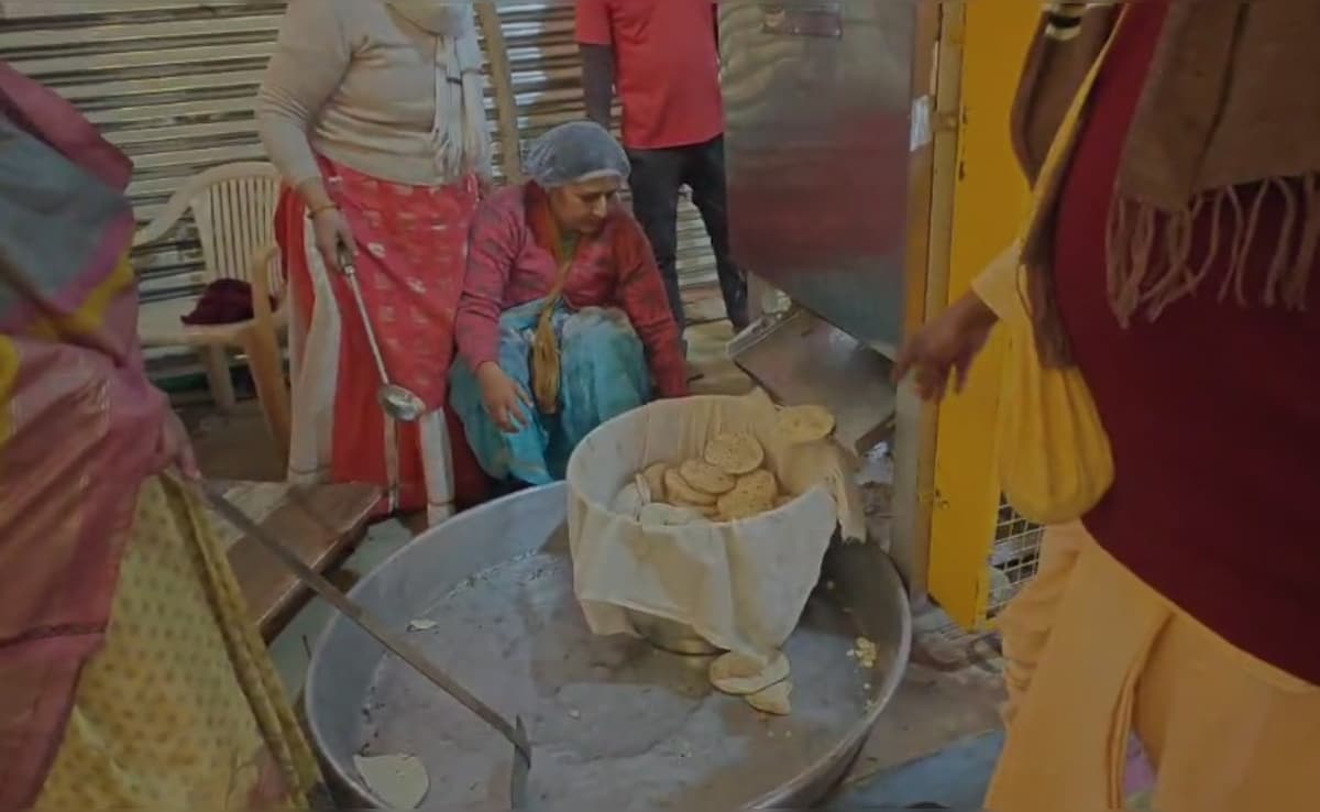 (महाप्रसाद किचन में मशीनों की मदद से बनाई जा रही रोटियां) (महाप्रसाद किचन में मशीनों की मदद से बनाई जा रही रोटियां)