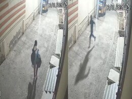 जबलपुर में सरेराह युवती से छेड़खानी, कैमरे में कैद हुई घटना, घर से पैदल जा रही थी लड़की जबलपुर में सरेराह युवती से छेड़खानी, कैमरे में कैद हुई घटना, घर से पैदल जा रही थी लड़की