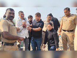 जलगांव ट्रेन हादसा : रेलवे लाइन पर पड़े कपड़े और पत्थरों में मां को तलाशता दिखा दुख में डूबा बेटा जलगांव ट्रेन हादसा : रेलवे लाइन पर पड़े कपड़े और पत्थरों में मां को तलाशता दिखा दुख में डूबा बेटा