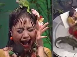 गाना गा रही थी महिला सिंगर, तभी उस पर छोड़ दिए छिपकली और सांप, वीडियो में आगे जो हुआ उसे देख निकल जाएंगी चीखें