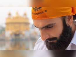 Bollywood News: 'धुरंधर' के सेट से रणवीर सिंह का लुक हुआ आउट, शाहरुख-रणबीर से हो रही है तुलना Bollywood News: 'धुरंधर' के सेट से रणवीर सिंह का लुक हुआ आउट, शाहरुख-रणबीर से हो रही है तुलना