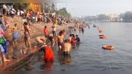 शिप्रा नदी पर उमड़ा आस्था का सैलाब ! उज्जैन के कलेक्टर और SP ने भी लगाई डुबकी