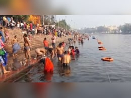 शिप्रा नदी पर उमड़ा आस्था का सैलाब ! उज्जैन के कलेक्टर और SP ने भी लगाई डुबकी