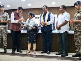 Gadchiroli News : 11 नक्षलवाद्यांचं आत्मसमर्पण, शस्त्र सोडून हाती घेतलं संविधान Gadchiroli News : 11 नक्षलवाद्यांचं आत्मसमर्पण, शस्त्र सोडून हाती घेतलं संविधान