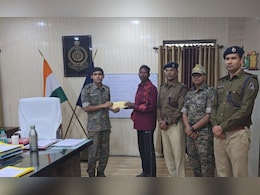 SP अक्षय कुमार के सामने 5 लाख के इनामी नक्सली ने किया सरेंडर, घातक हथियार बनाने में है मास्टरी SP अक्षय कुमार के सामने 5 लाख के इनामी नक्सली ने किया सरेंडर, घातक हथियार बनाने में है मास्टरी
