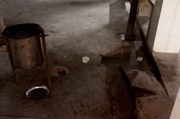 कूड़ेदान के बाहर पड़ा कूड़ा कूड़ेदान के बाहर पड़ा कूड़ा