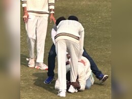 Major Security Breach During Virat Kohli's Ranji Trophy Return - Video Goes Viral Major Security Breach During Virat Kohli's Ranji Trophy Return - Video Goes Viral