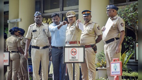 मुंबई के इन पुलिस थाना क्षेत्रों में बसता है बॉलीवुड, उत्साही फैंस से लेकर चोरों तक से पड़ता है पाला