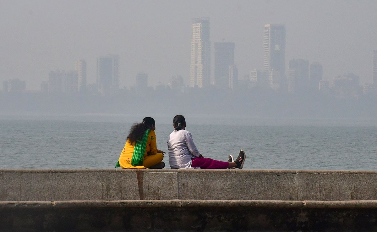 Mumbai Pollution Linked To 57% Of Lung Cancer Cases: Maharashtra Government Warns of Health Crisis Mumbai Pollution Linked To 57% Of Lung Cancer Cases: Maharashtra Government Warns of Health Crisis