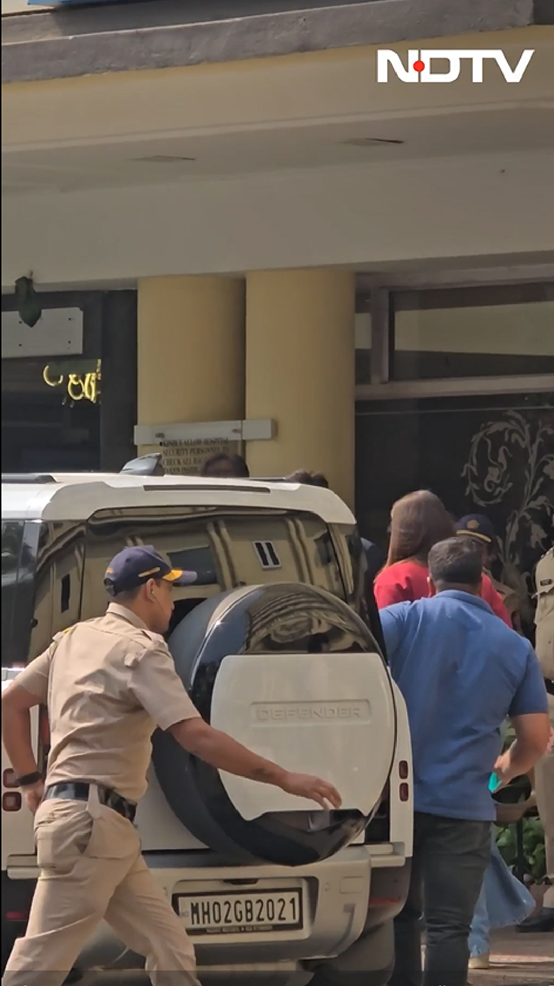 Saif Ali Khan Attack: Kareena Kapoor Arrives At Lilavati Hospital