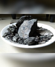 शिलाजीत खाने से सही समय, सही तरीका, किस चीज के साथ खाना लाभदायी? आर्युवेदिक डॉक्टर ने बताया कैसे और कब है खाना