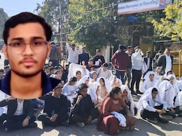 बूंदी में मृतक मेडिकल छात्र के परिवार को 5 करोड़ रुपये और नौकरी देगी सरकार, 6 घंटे बाद विरोध प्रदर्शन समाप्त बूंदी में मृतक मेडिकल छात्र के परिवार को 5 करोड़ रुपये और नौकरी देगी सरकार, 6 घंटे बाद विरोध प्रदर्शन समाप्त