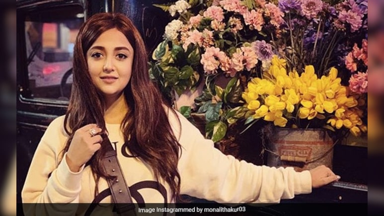 Bollywood: सिंगर मोनाली ठाकुर ने बीच में ही छोड़ा लाइव शो, सांस लेने में हुई दिक्कत