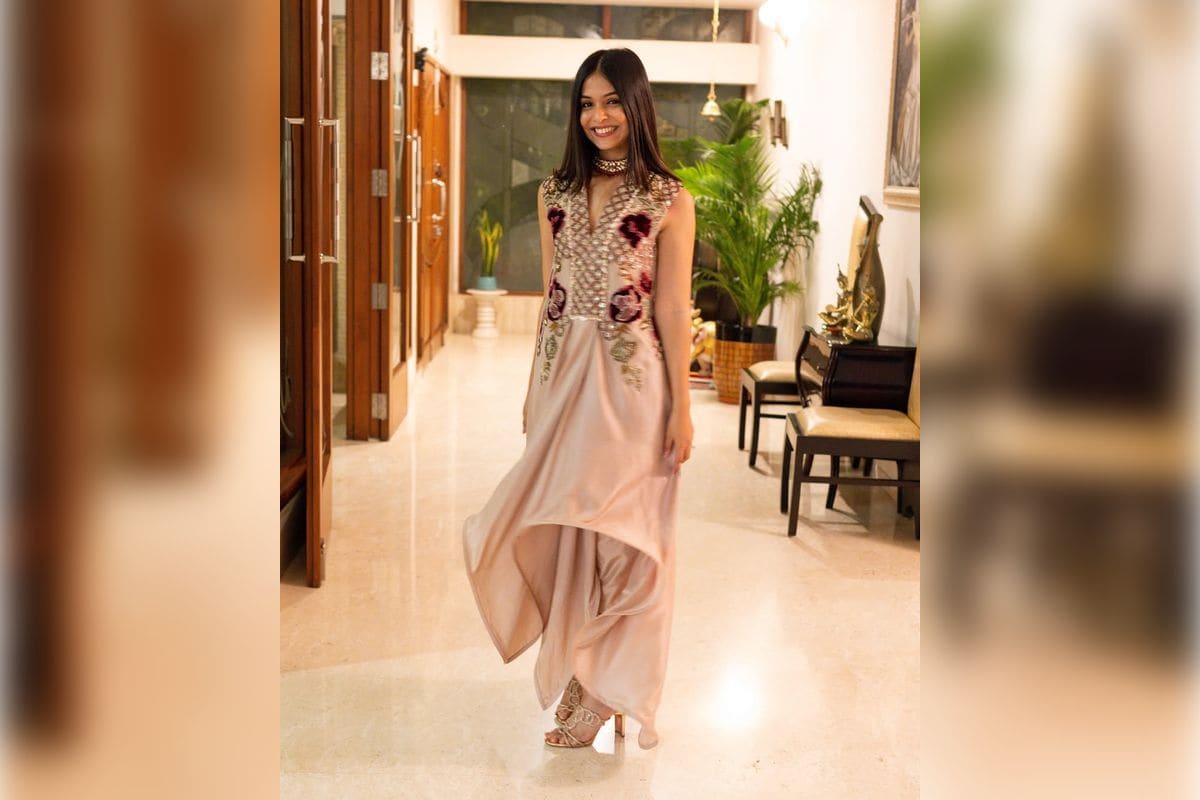 Kinnari Jain's Chic Tips for Styling Grey Trousers Kinnari Jain's Chic Tips for Styling Grey Trousers