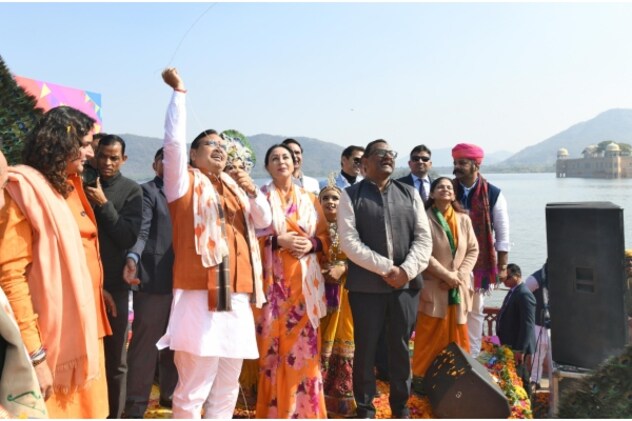 जल महल की पाल पर पतंग उड़ाते हुए सीएम भजनलाल शर्मा. जल महल की पाल पर पतंग उड़ाते हुए सीएम भजनलाल शर्मा.