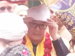 Rajasthan: किरेन रिजिजू ने अजमेर शरीफ में पेश की पीएम मोदी की चादर, महफिलखाने से की वेब पोर्टल और ऐप की लॉन्चिंग Rajasthan: किरेन रिजिजू ने अजमेर शरीफ में पेश की पीएम मोदी की चादर, महफिलखाने से की वेब पोर्टल और ऐप की लॉन्चिंग