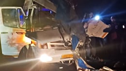 &nbsp;Accident: इंदौर के महू में भीषण सड़क हादसा, 6 लोगों की मौत, 17 घायल, मिनी बस में सवार थे कर्नाटक के यात्री
