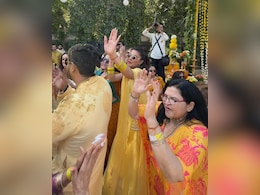 प्रियंका चोपड़ा के गाने पर भाई ने जमकर किया डांस, दोस्तों ने फाड़ दिया दूल्हे का कुर्ता, अपनी धुन में दिखीं मालती प्रियंका चोपड़ा के गाने पर भाई ने जमकर किया डांस, दोस्तों ने फाड़ दिया दूल्हे का कुर्ता, अपनी धुन में दिखीं मालती