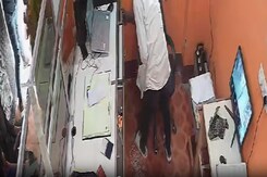 2 Teenagers With Gun Walk Into Bank In Bihar, Loot Rs 1.5 Lakh In 90 Seconds 2 Teenagers With Gun Walk Into Bank In Bihar, Loot Rs 1.5 Lakh In 90 Seconds