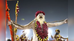 Mahakumbh2025: महाकुंभ में आज अंत&zwj;िम अमृत स्&zwj;नान, शरीर पर भभूत; गले में माला और हाथ में तलवार लेकर संगम पहुंचे नागा &nbsp;