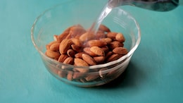 Here's Why You Need To Consume Soaked Almonds First Thing In The Morning