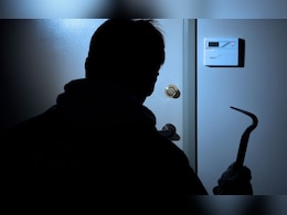 Crime news:  माजी आमदाराच्या मुलाचं घर चोरट्यांनी लुटलं, काय काय चोरलं? Crime news:  माजी आमदाराच्या मुलाचं घर चोरट्यांनी लुटलं, काय काय चोरलं?