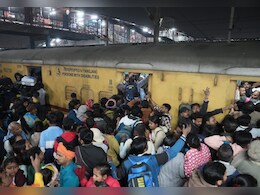 बांद्रा, मुगल सराय और अब नई दिल्ली, इस तरह की भगदड़ में पहले भी जान गंवा चुके हैं लोग बांद्रा, मुगल सराय और अब नई दिल्ली, इस तरह की भगदड़ में पहले भी जान गंवा चुके हैं लोग