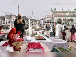 Shab-E-Barat 2025: इस साल शब-ए-बारात की इबादत कब की जाएगी? जानें लें सही तारीख