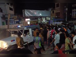 अजमेर: दो समुदाय के बीच झगड़े से सांप्रदायिक तनाव, गुस्साए लोगों ने थाने को घेरा; भारी संख्या में पुलिसबल तैनात अजमेर: दो समुदाय के बीच झगड़े से सांप्रदायिक तनाव, गुस्साए लोगों ने थाने को घेरा; भारी संख्या में पुलिसबल तैनात