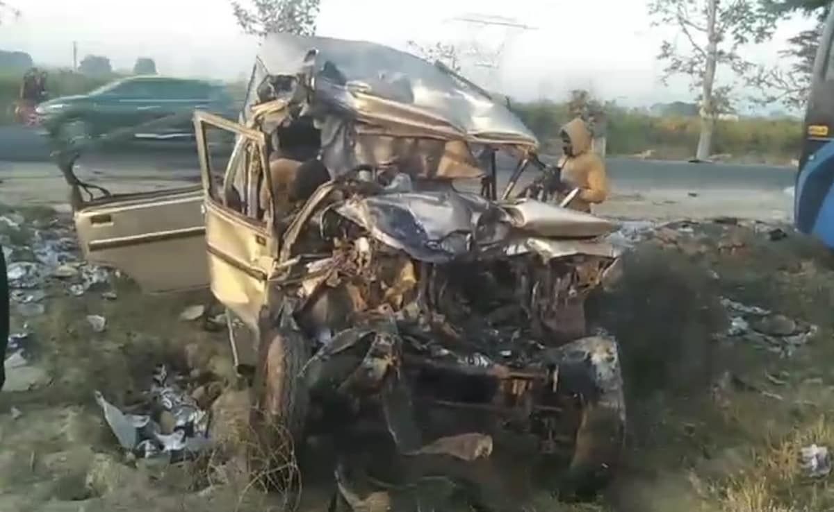 मिर्जापुर-प्रयागराज हाईवे पर बस-बोलेरो की टक्कर मिर्जापुर-प्रयागराज हाईवे पर बस-बोलेरो की टक्कर
