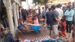भरतपुर: एक साथ 90 लोगों के अचानक बीमार होने से गांव में हड़कंप, चारपाई और जमीन पर ही लिटाकर इलाज शुरू
