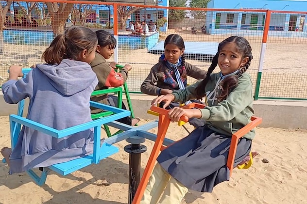 झूले पर झूलते बच्चे झूले पर झूलते बच्चे