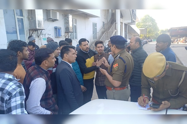 मृतक छात्रा के परिजन पहुंचे अस्पताल मृतक छात्रा के परिजन पहुंचे अस्पताल