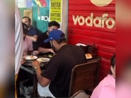 दुबई में रोहित शर्मा और कुलदीप यादव ने उठाया इस स्ट्रीट फूड का लुत्फ, क्रिकेटरों की एक झलक पाने के लिए लग गई भीड़ दुबई में रोहित शर्मा और कुलदीप यादव ने उठाया इस स्ट्रीट फूड का लुत्फ, क्रिकेटरों की एक झलक पाने के लिए लग गई भीड़