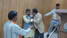 VIDEO: राजस्थान बीजेपी मुख्यालय में चले लात-घूंसे, मदन राठौड़ के सामने भिड़े कार्यकर्ता
