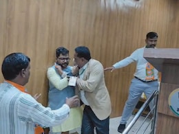 VIDEO: राजस्थान बीजेपी मुख्यालय में चले लात-घूंसे, मदन राठौड़ के सामने भिड़े कार्यकर्ता