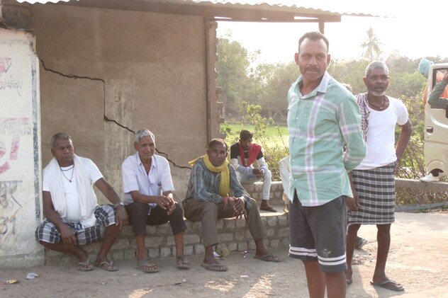 लोफंदी गांव के लोगों का कहना है कि इन मौतों की असल वजह समझ नहीं आ रहा है लेकिन ऐसा लगता है कि अवैध शराब के सेवन से ये हुआ है. लोफंदी गांव के लोगों का कहना है कि इन मौतों की असल वजह समझ नहीं आ रहा है लेकिन ऐसा लगता है कि अवैध शराब के सेवन से ये हुआ है.