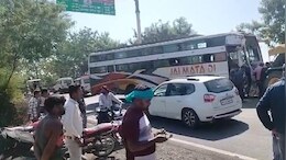 Accident : &nbsp;तीर्थ यात्रियों से भरी बस और ट्रक की भिड़ंत, 35 लोग घायल, सागर- दमोह रोड की घटना