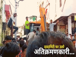 बुलडोजर पर ही चढ़ गए अतिक्रमणकारी ! सिर पर पांव रखकर भागी अवैध कब्जा हटाने गई नगर निगम की टीम बुलडोजर पर ही चढ़ गए अतिक्रमणकारी ! सिर पर पांव रखकर भागी अवैध कब्जा हटाने गई नगर निगम की टीम