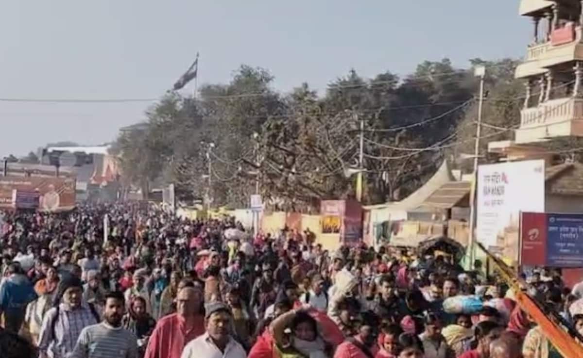 (महाकुंभ पहुंचे लोगों की भीड़) (महाकुंभ पहुंचे लोगों की भीड़)